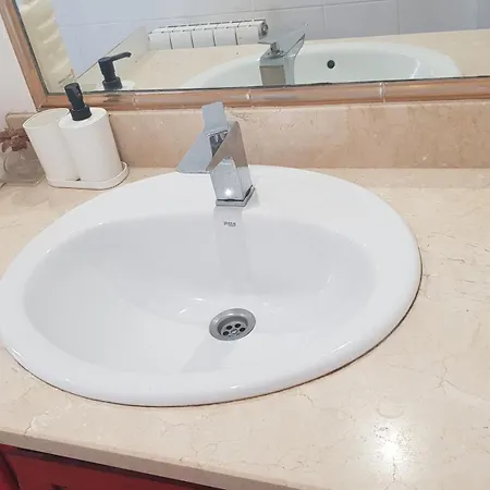 Little Peaceful Retreat With Bath, Heating, Terrace, Free Wifi Fridge Easy Parking منزل للإقامة