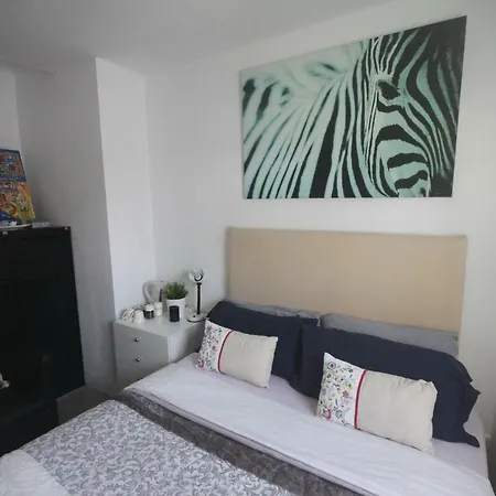 Little Peaceful Retreat With Bath, Heating, Terrace, Free Wifi Fridge Easy Parking منزل للإقامة ماربيا