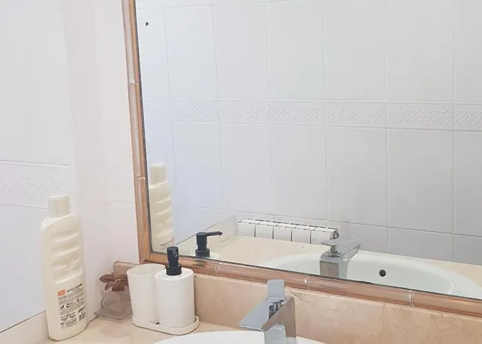 홈스테이 Little Peaceful Retreat With Bath, Heating, Terrace, Free Wifi Fridge Easy Parking *