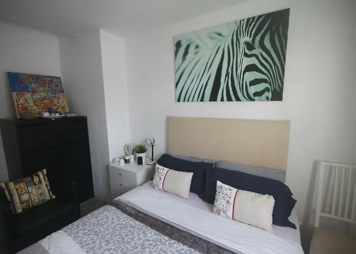 Little Peaceful Retreat With Bath, Heating, Terrace, Free Wifi Fridge Easy Parking 홈스테이 마르베야