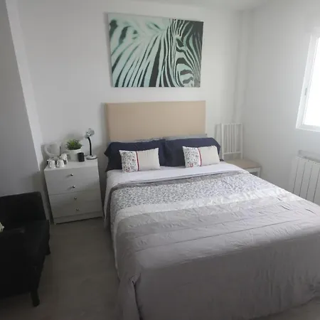 Habitación en casa particular Little Peaceful Retreat With Bath, Heating, Terrace, Free Wifi Fridge Easy Parking *