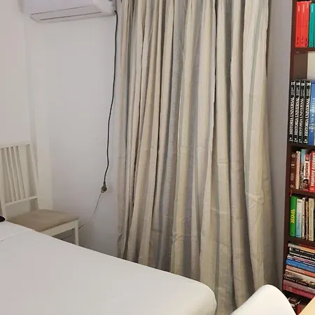 Habitación en casa particular Little Peaceful Retreat With Bath, Heating, Terrace, Free Wifi Fridge Easy Parking *