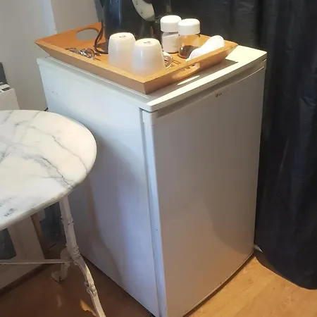 Little Peaceful Retreat With Bath, Heating, Terrace, Free Wifi Fridge Easy Parking * Marbella