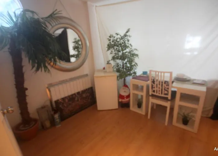 Little Peaceful Retreat With Bath, Heating, Terrace, Free Wifi Fridge Easy Parking Privatunterkunft *