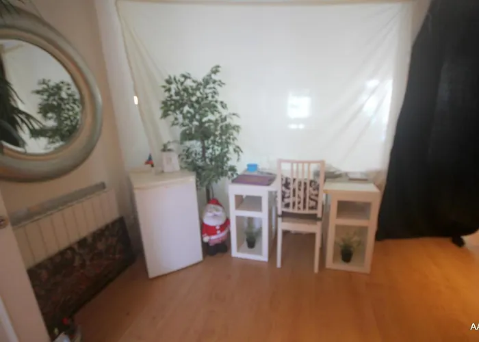 Little Peaceful Retreat With Bath, Heating, Terrace, Free Wifi Fridge Easy Parking Habitación en casa particular