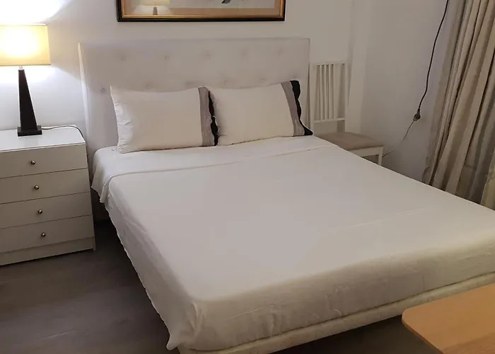 Little Peaceful Retreat With Bath, Heating, Terrace, Free Wifi Fridge Easy Parking Habitación en casa particular *