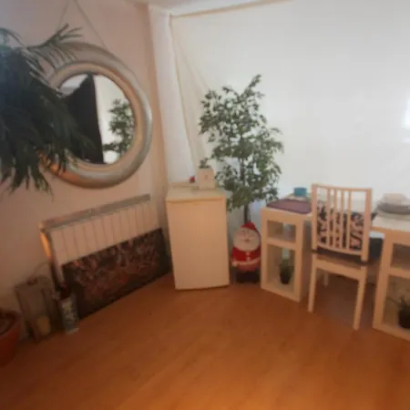 Little Peaceful Retreat With Bath, Heating, Terrace, Free Wifi Fridge Easy Parking Homestay szállás *